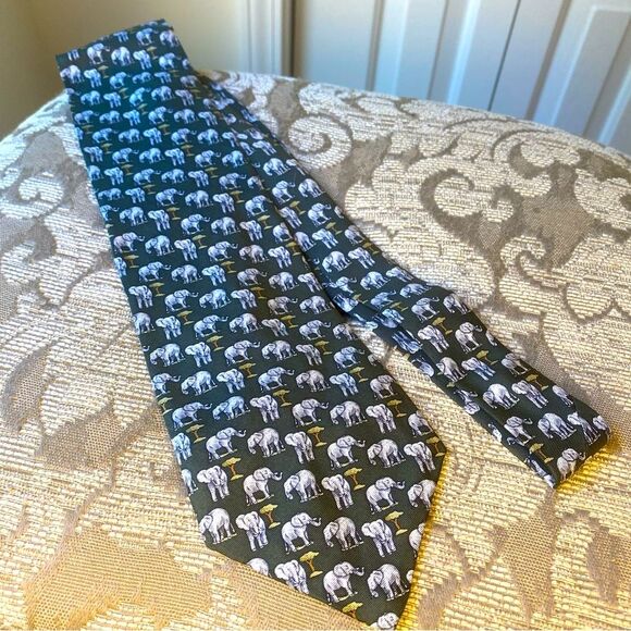 Brooks Brothers Basics Pure Silk Tie Elephant Tie Novelty Animal Olive Green - Picture 2 of 4